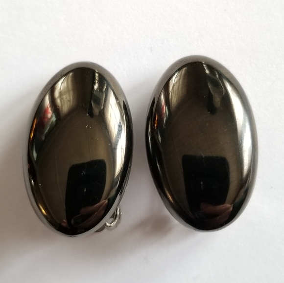 Vintage metallic grey clip on earrings silver tone oval cabochons Hematite? - Picture 1 of 10
